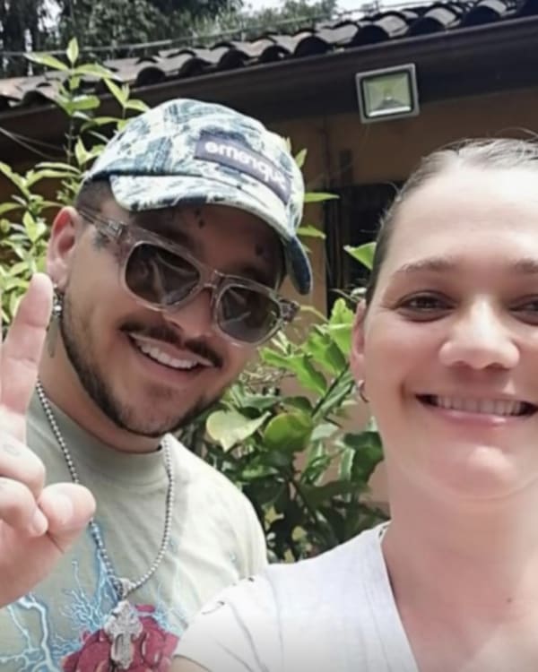 Christian Nodal con Flory, anfitriona de los Domos Mirador