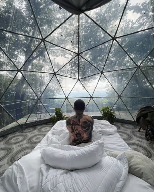 Christian Nodal contemplando la selva desde el domo transparente