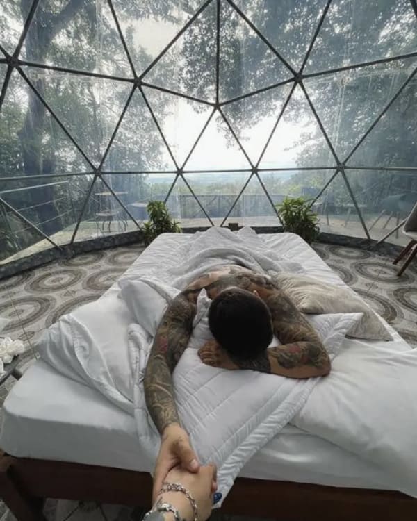Christian Nodal y Cazzu en la cama del domo con vista al bosque