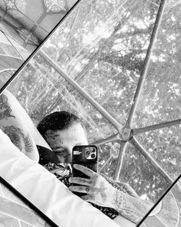 Christian Nodal en el domo transparente mirando el techo