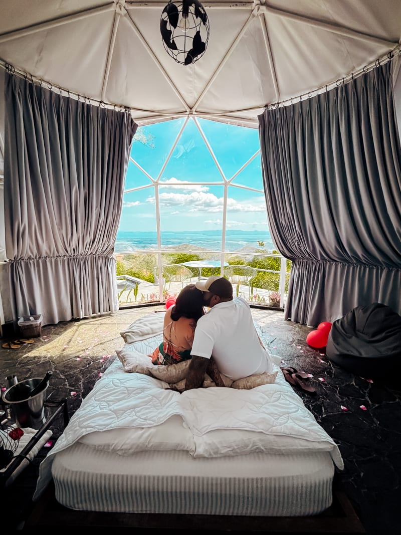 Pareja celebrando dentro del domo con vista al mar