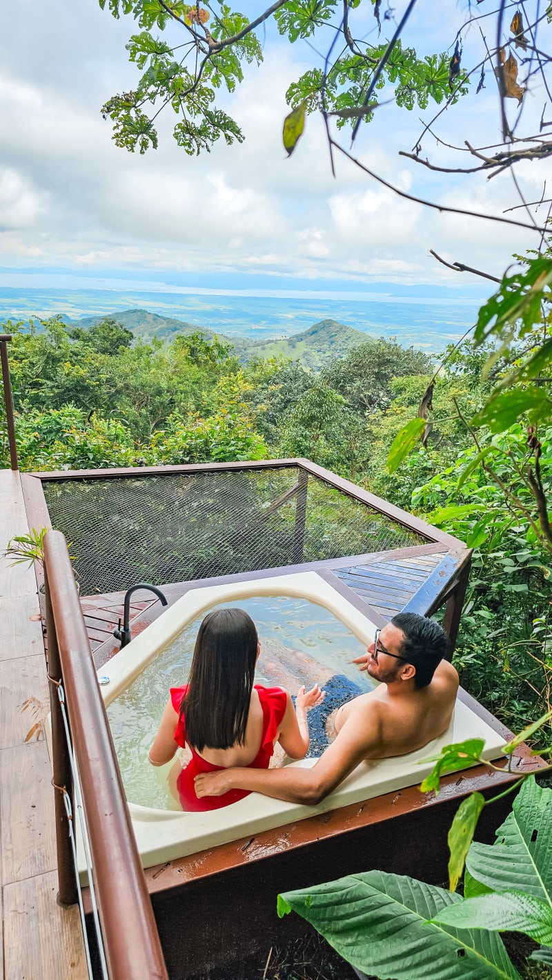 Pareja en el jacuzzi con vista a la montaña