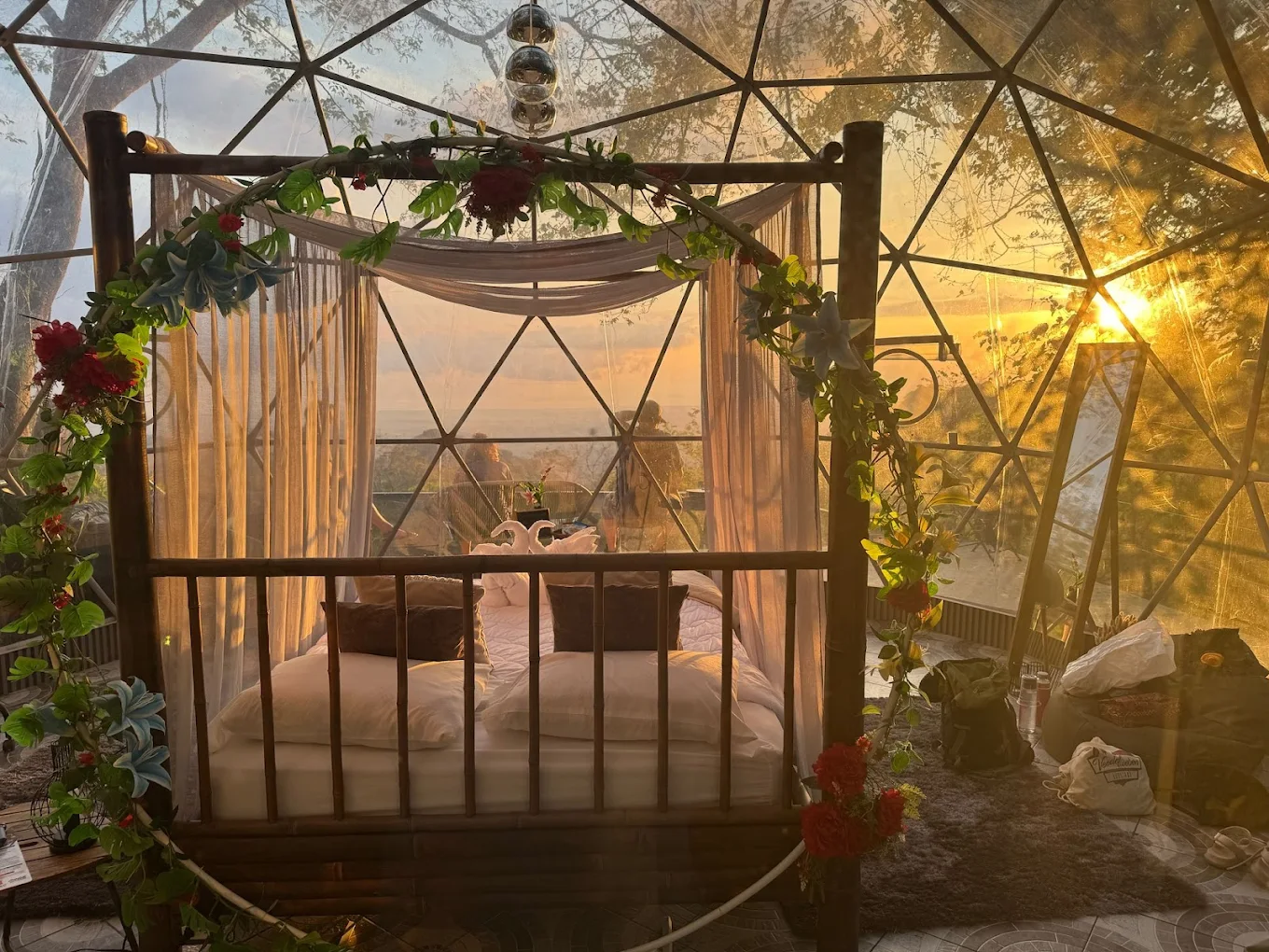 Interior del domo al atardecer con decoración floral