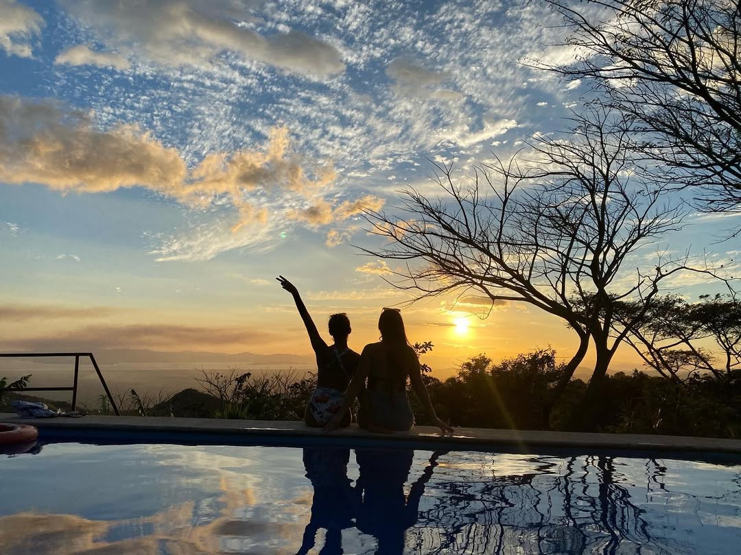 Piscina con atardecer en Domos Mirador